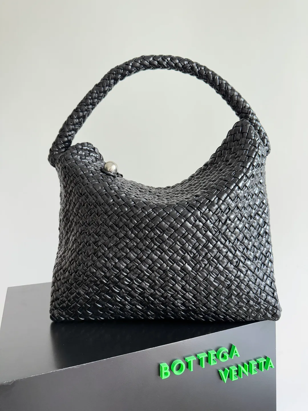 Batch 5760 BOTTEGA VENETA new product large Tosca Baci Baci means Kiss in Italian. Different from the previous Tosca style, this time the entire handbag presents a triangular shape design, and the handle is also designed with a single handle. The delicateness of each stitch of the craftsman's weaving, and the warmth of the handwork are like freshly baked bread! This is a bag that only experienced craftsmen can weave. The lightweight material and large capacity make it easy to carry whether you are an office worker or a student party😍Not only that, this bag is full of fashion, making you the center of attention whether it is a daily outing or an important occasion👀 Style number: 765373 Size: 46*34.5*13.5cm